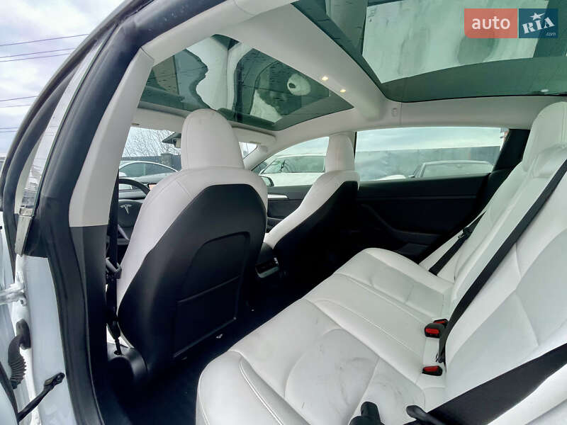 Седан Tesla Model 3 2023 в Львові