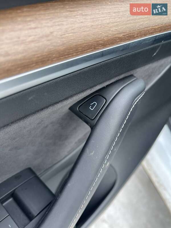 Седан Tesla Model 3 2023 в Львові