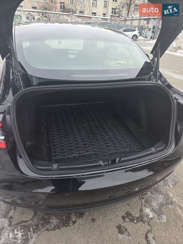 Седан Tesla Model 3 2019 в Львові