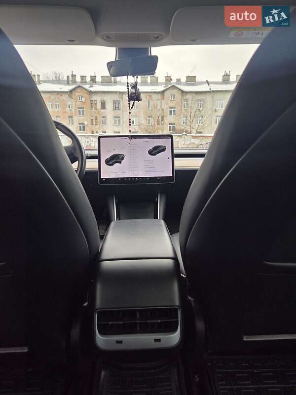 Седан Tesla Model 3 2019 в Львові