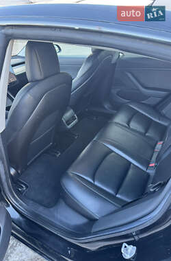 Седан Tesla Model 3 2019 в Киверцах