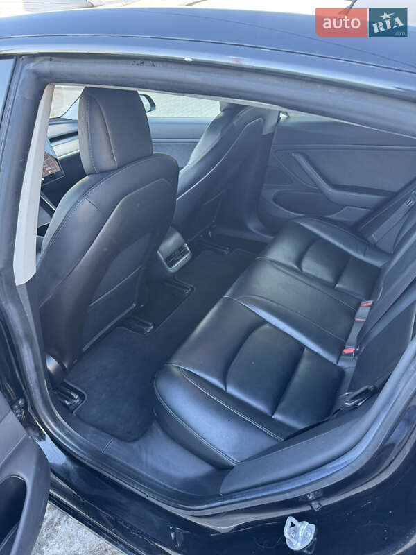 Седан Tesla Model 3 2019 в Киверцах