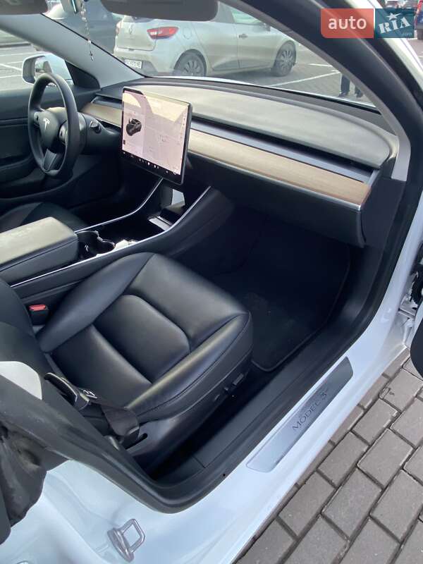 Седан Tesla Model 3 2020 в Львові