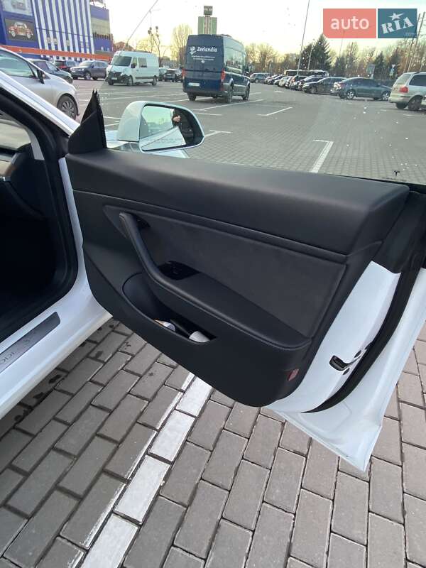 Седан Tesla Model 3 2020 в Львові
