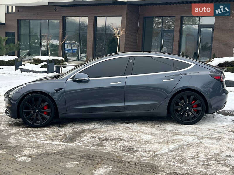 Седан Tesla Model 3 2020 в Ужгороді