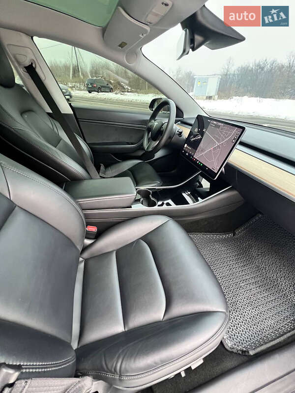Седан Tesla Model 3 2020 в Ужгороді