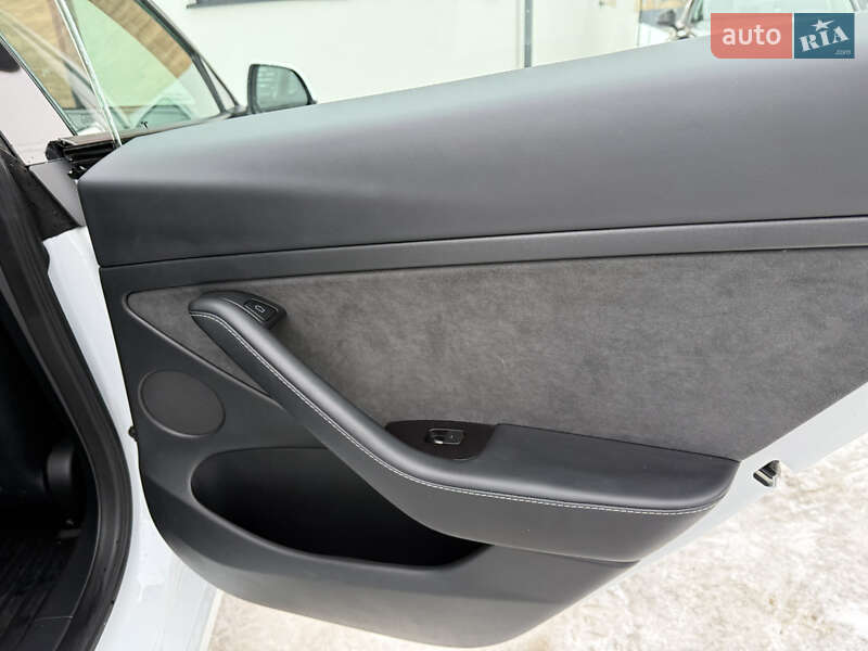 Седан Tesla Model 3 2023 в Стрые