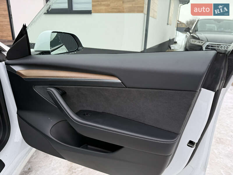 Седан Tesla Model 3 2023 в Стрые