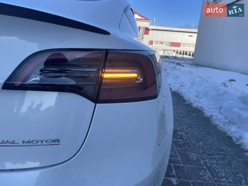 Седан Tesla Model 3 2023 в Луцке