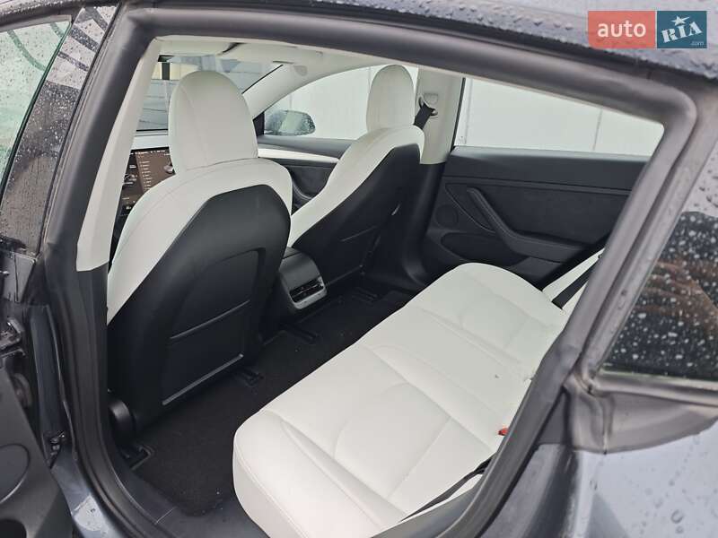 Седан Tesla Model 3 2022 в Черкасах