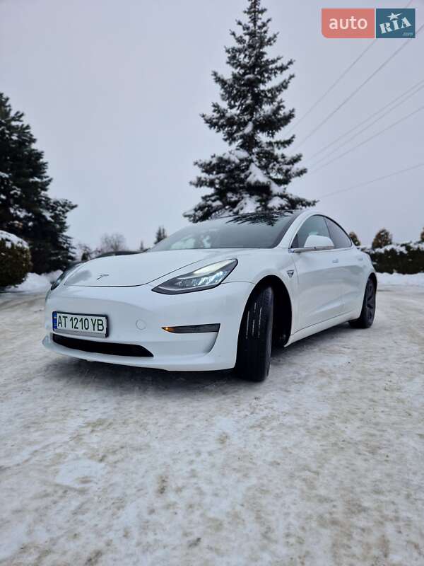 Седан Tesla Model 3 2020 в Долине