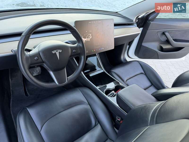 Седан Tesla Model 3 2019 в Ровно
