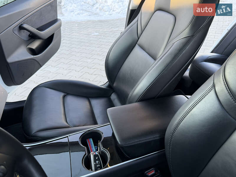 Седан Tesla Model 3 2019 в Ровно