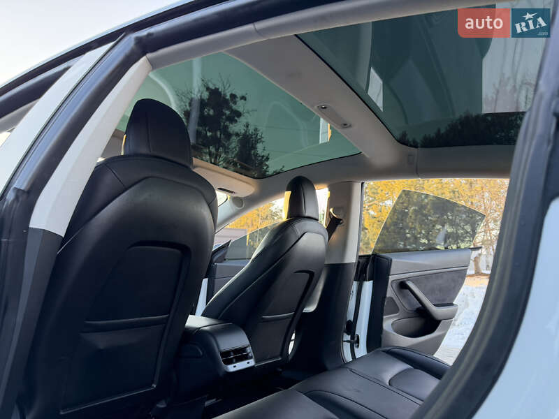 Седан Tesla Model 3 2019 в Ровно