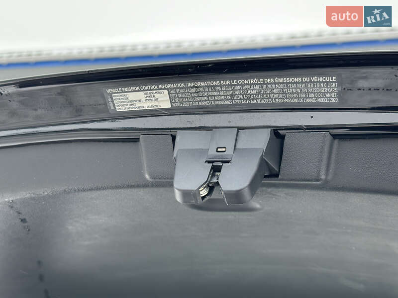 Седан Tesla Model 3 2020 в Рівному