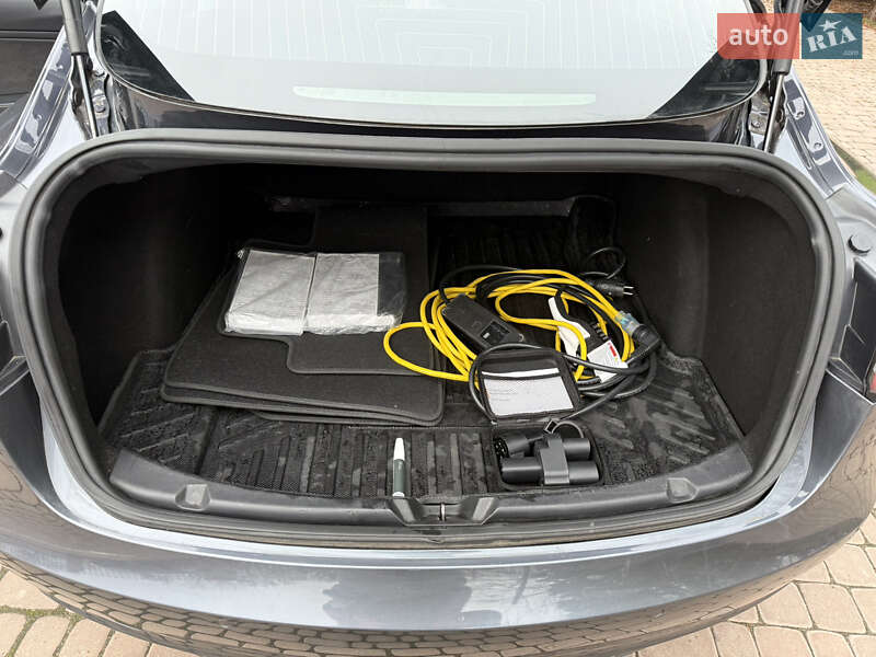 Седан Tesla Model 3 2019 в Киеве