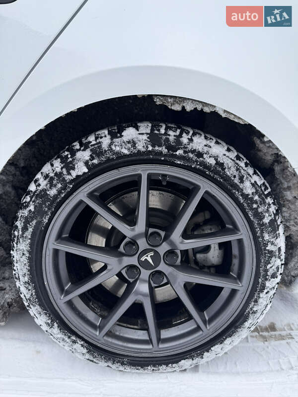 Седан Tesla Model 3 2021 в Калуше