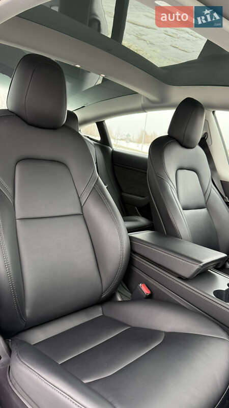 Седан Tesla Model 3 2021 в Львове