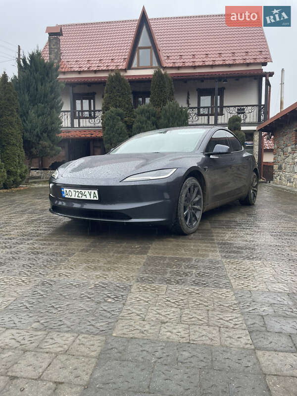Седан Tesla Model 3 2024 в Ужгороде