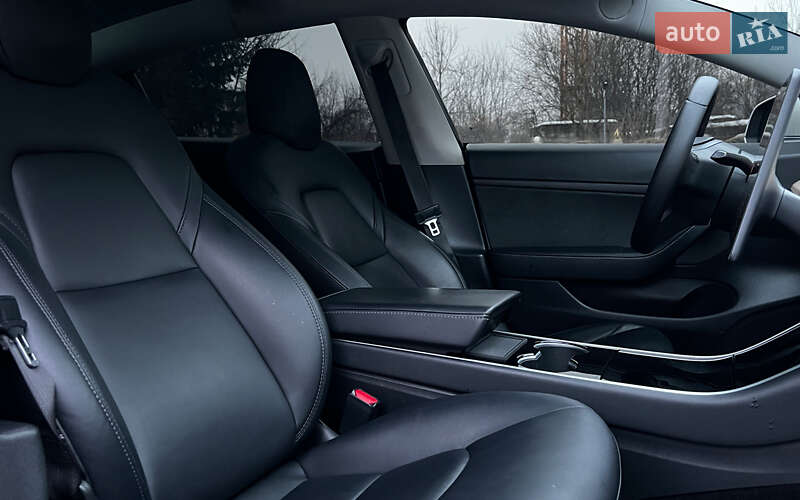 Седан Tesla Model 3 2020 в Львові