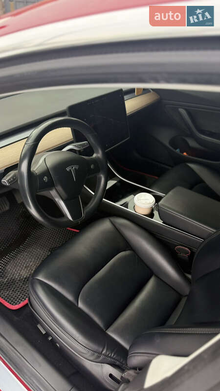 Седан Tesla Model 3 2018 в Новоселице