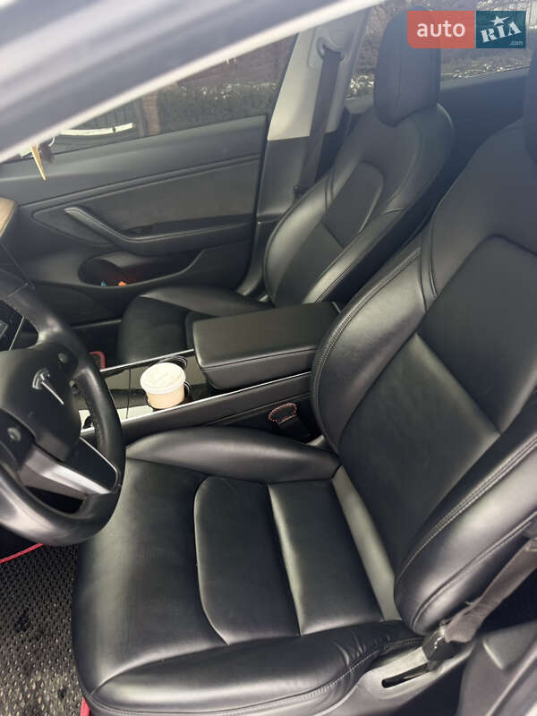 Седан Tesla Model 3 2018 в Новоселице