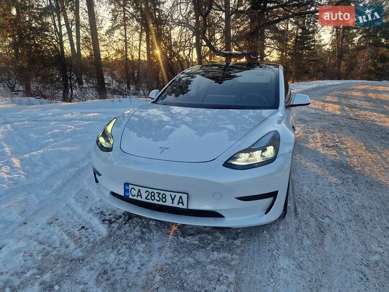 Седан Tesla Model 3 2023 в Києві