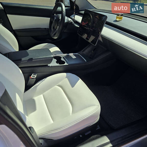 Седан Tesla Model 3 2020 в Кривом Роге