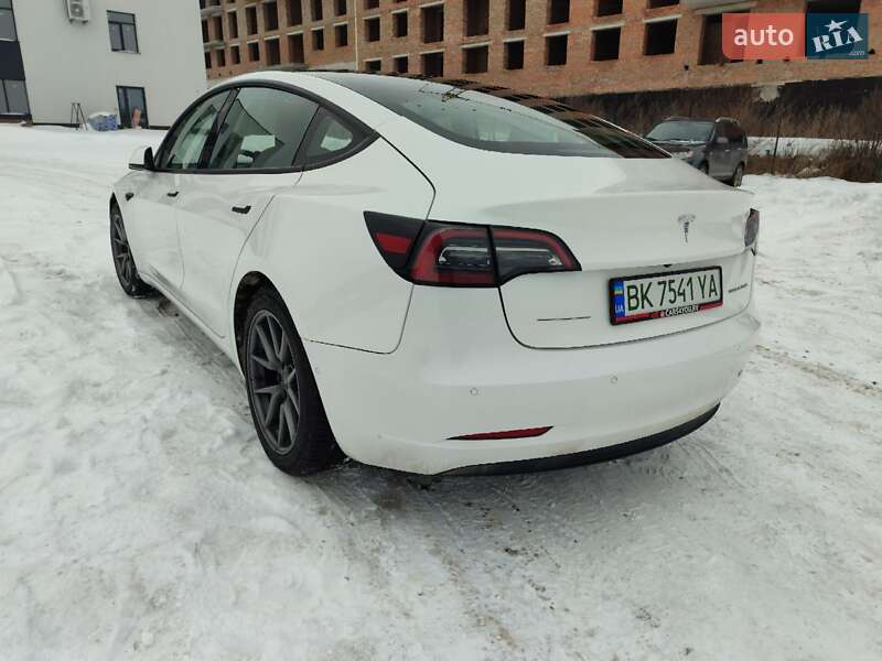 Седан Tesla Model 3 2022 в Ровно