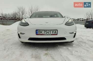 Седан Tesla Model 3 2022 в Ровно