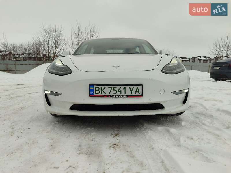 Седан Tesla Model 3 2022 в Ровно