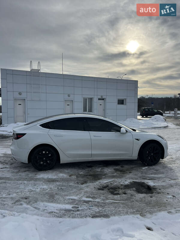 Седан Tesla Model 3 2020 в Львове