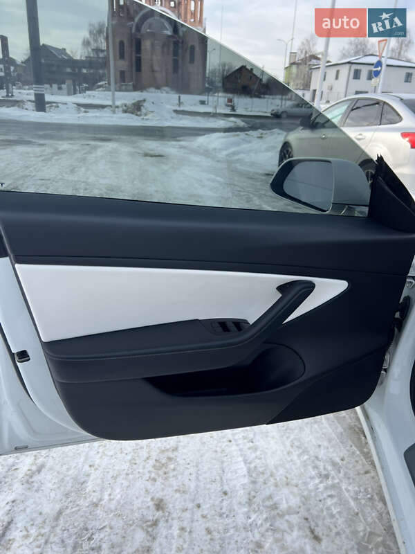 Седан Tesla Model 3 2020 в Львове