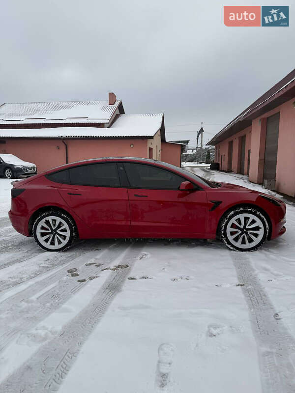 Седан Tesla Model 3 2022 в Бродах