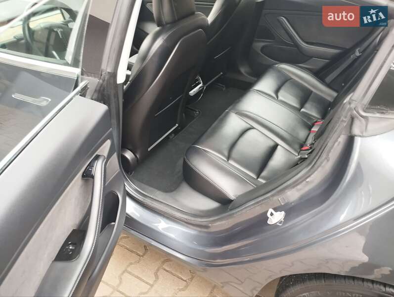 Седан Tesla Model 3 2018 в Ужгороді