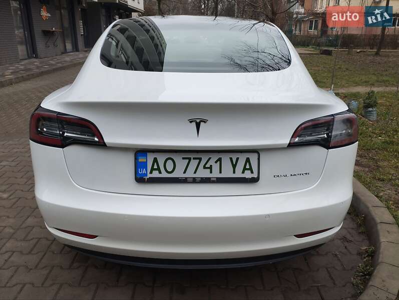 Седан Tesla Model 3 2022 в Ужгороді