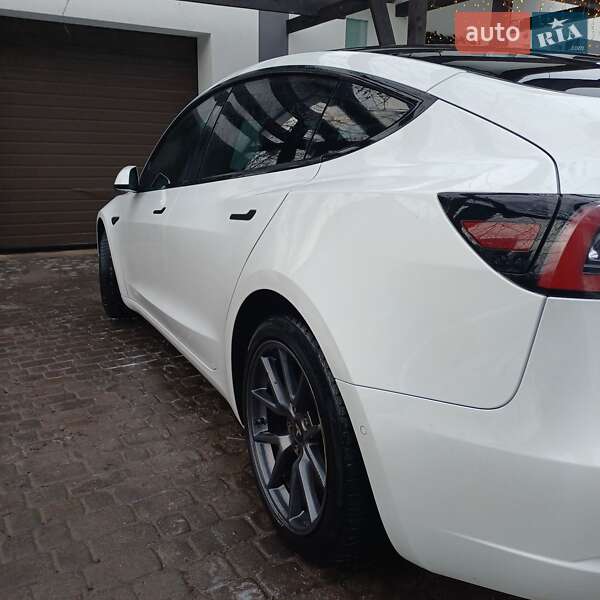 Седан Tesla Model 3 2021 в Остроге
