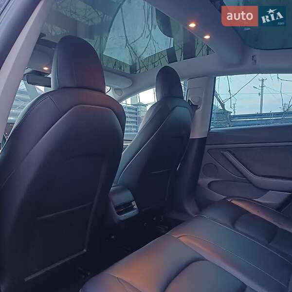 Седан Tesla Model 3 2021 в Остроге