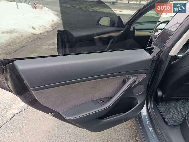 Седан Tesla Model 3 2022 в Звягелі