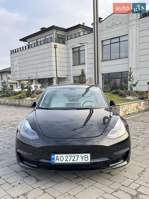 Седан Tesla Model 3 2023 в Хусті