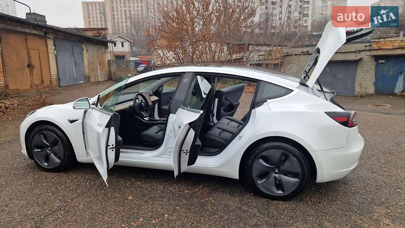 Седан Tesla Model 3 2020 в Киеве