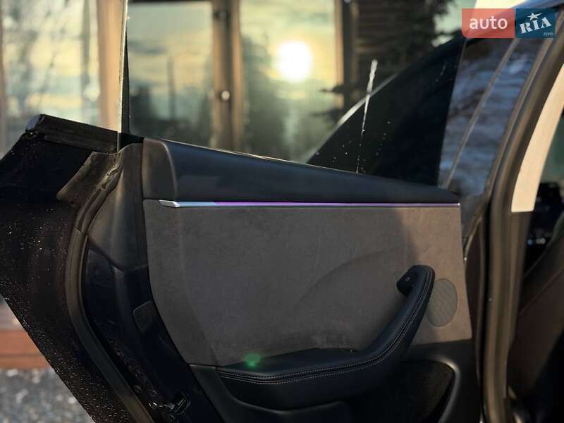 Седан Tesla Model 3 2024 в Львові