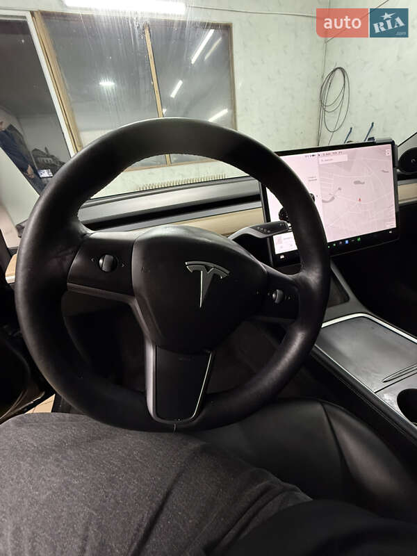Седан Tesla Model 3 2021 в Чернігові