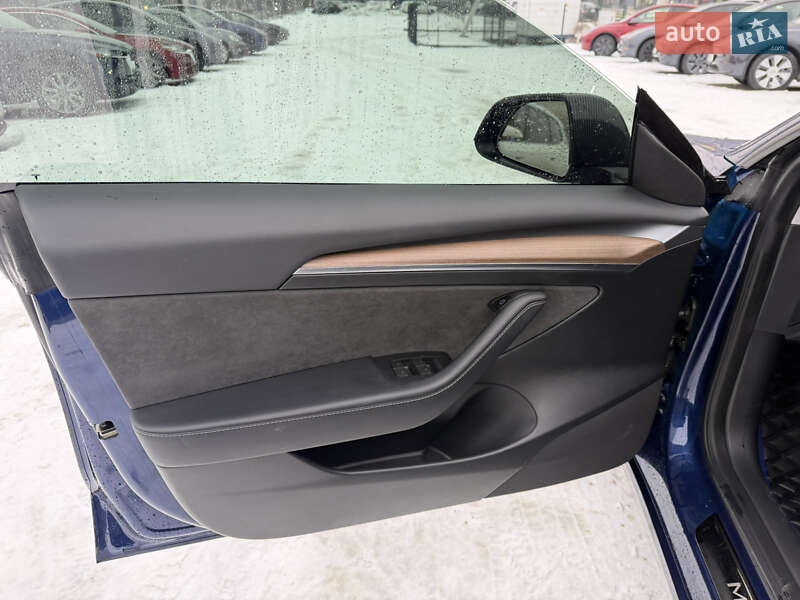 Седан Tesla Model 3 2023 в Львове