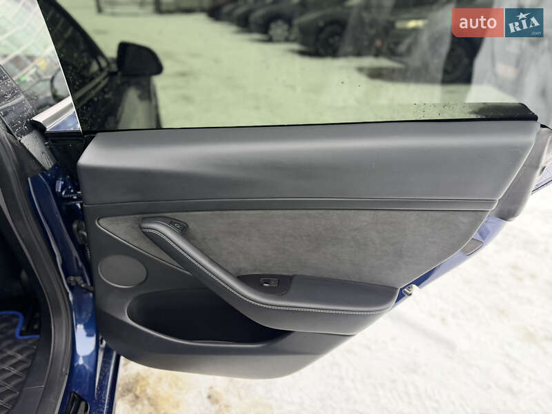 Седан Tesla Model 3 2023 в Львове