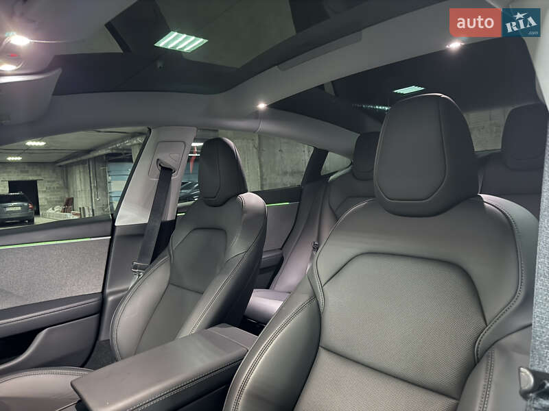 Седан Tesla Model 3 2025 в Тернополе