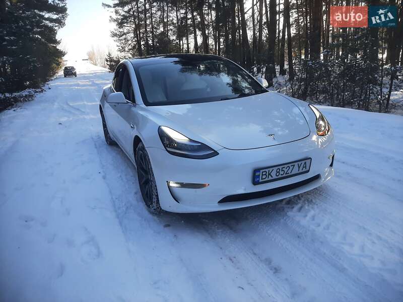 Седан Tesla Model 3 2019 в Остроге