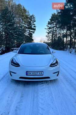 Седан Tesla Model 3 2019 в Остроге