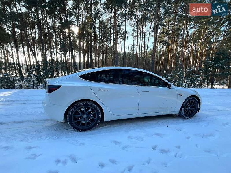 Седан Tesla Model 3 2019 в Остроге