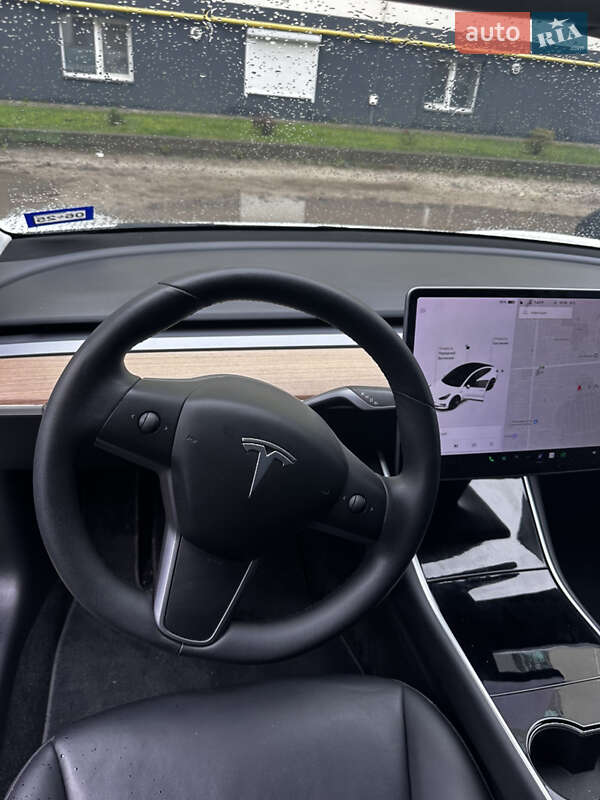 Седан Tesla Model 3 2020 в Львове